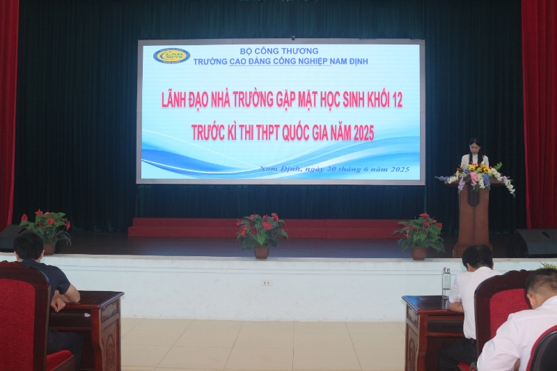 Lãnh đạo nhà trường gặp gỡ động viên học sinh khối 12 trước ngày thi tốt nghiệp THPT Quốc gia