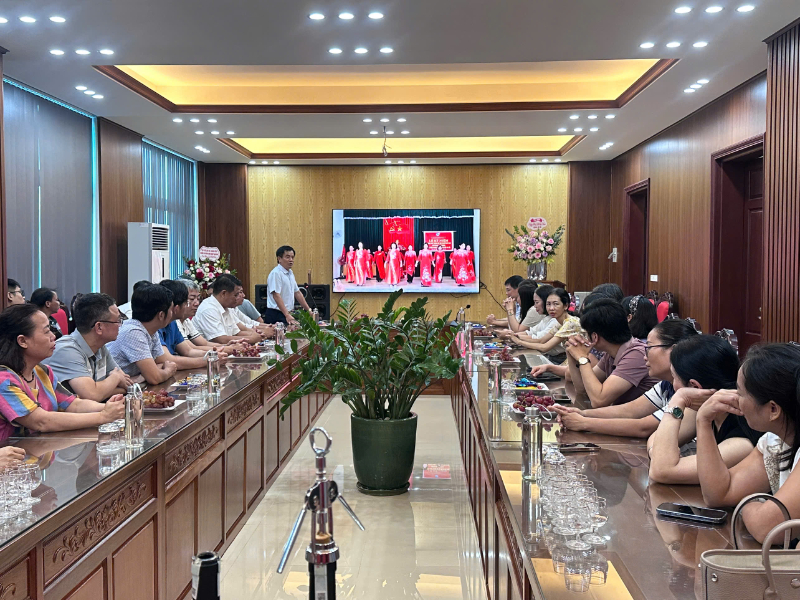 Gặp mặt, chúc mừng các nữ cán bộ, giảng viên, nhân viên nhân ngày phụ nữ Việt Nam 20/10